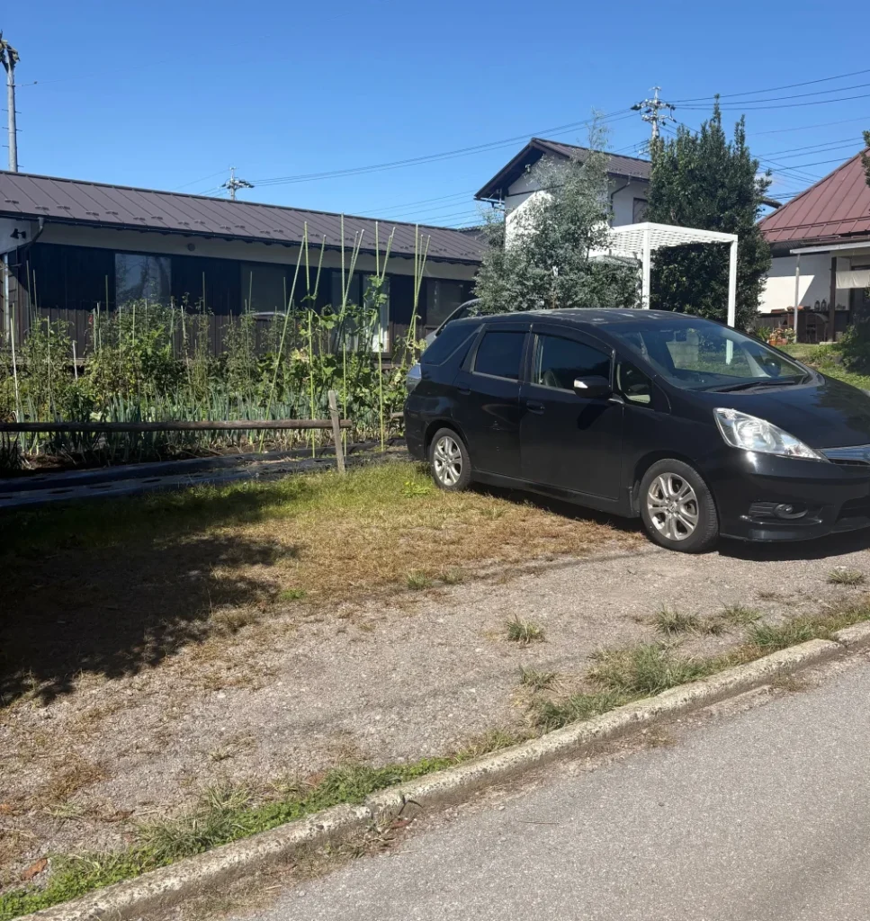 農カフェわのんの駐車場と、目の前に広がる畑