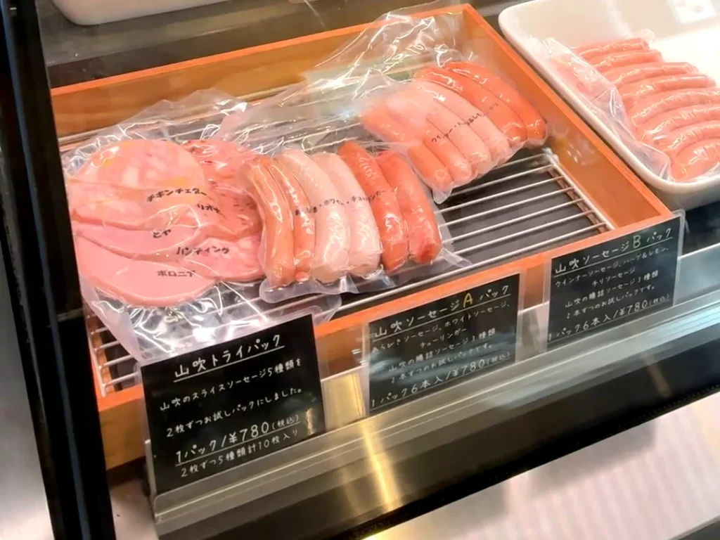 ショーケースに並ぶお試しパックとPOP