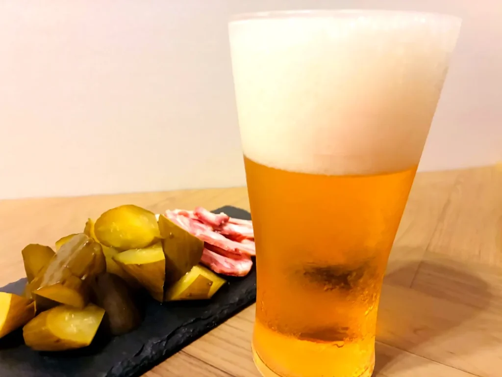 豚なんこつの燻製と自家製ピクルス、グラスのビール