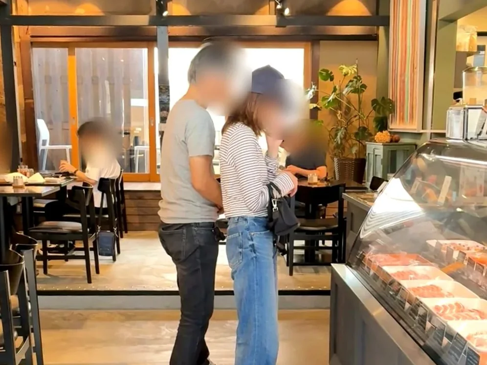 入口から見た店内。右にショーケース、左と奥に席