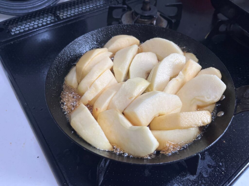 フライパンでリンゴを煮る