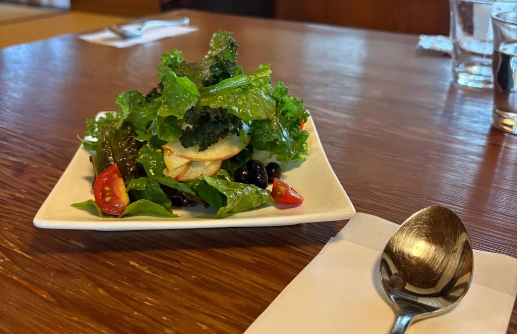 小諸の野菜とりんごが入った、農カフェわのんのサラダ